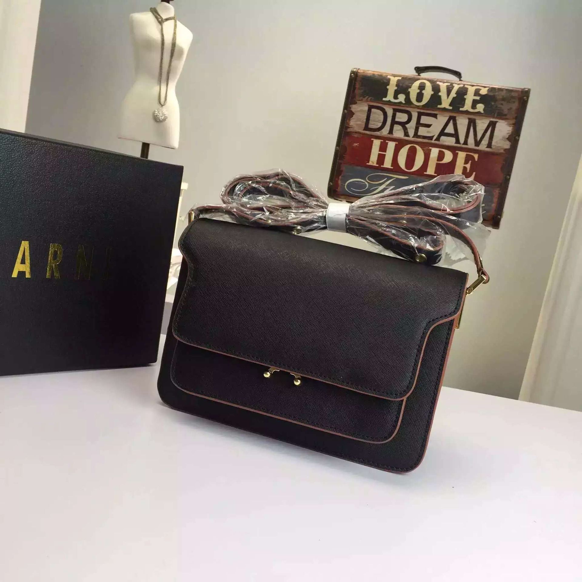 Marni Original Leather Shoulder Bag M2091 Black