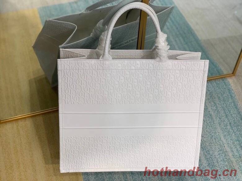 DIOR BOOK TOTE BAG IN Calfskin M1296Z white