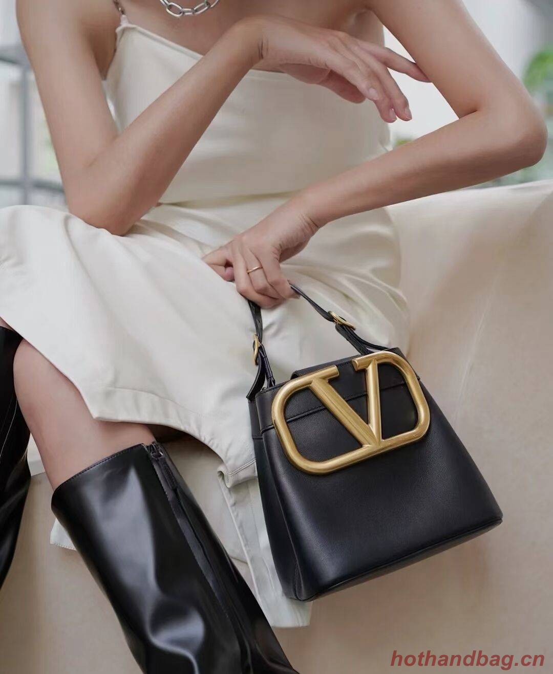 VALENTINO calf leather handbag V0754 black