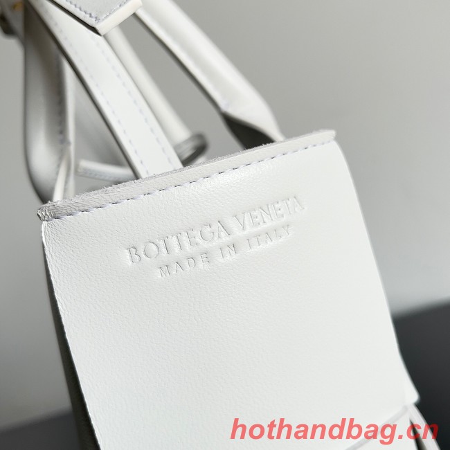 Bottega Veneta ARCO TOTE Small intrecciato grained leather tote bag 709337 white