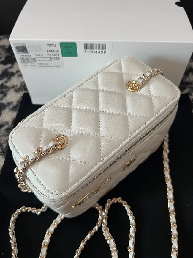 Chanel CLUTCH WITH CHAIN AP3044 white