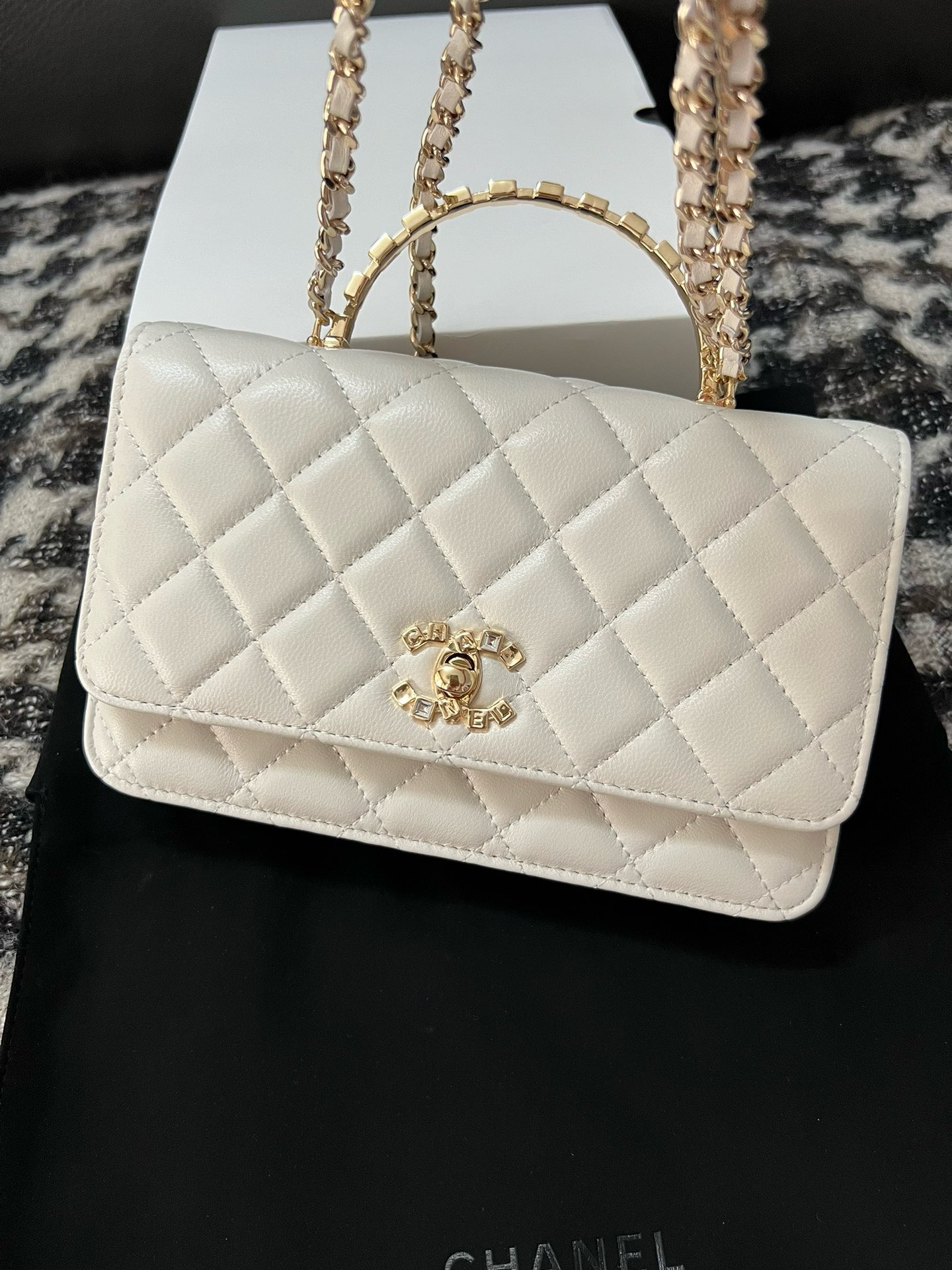 CHANEL FLAP PHONE HOLDER WITH CHAIN AB3566 white