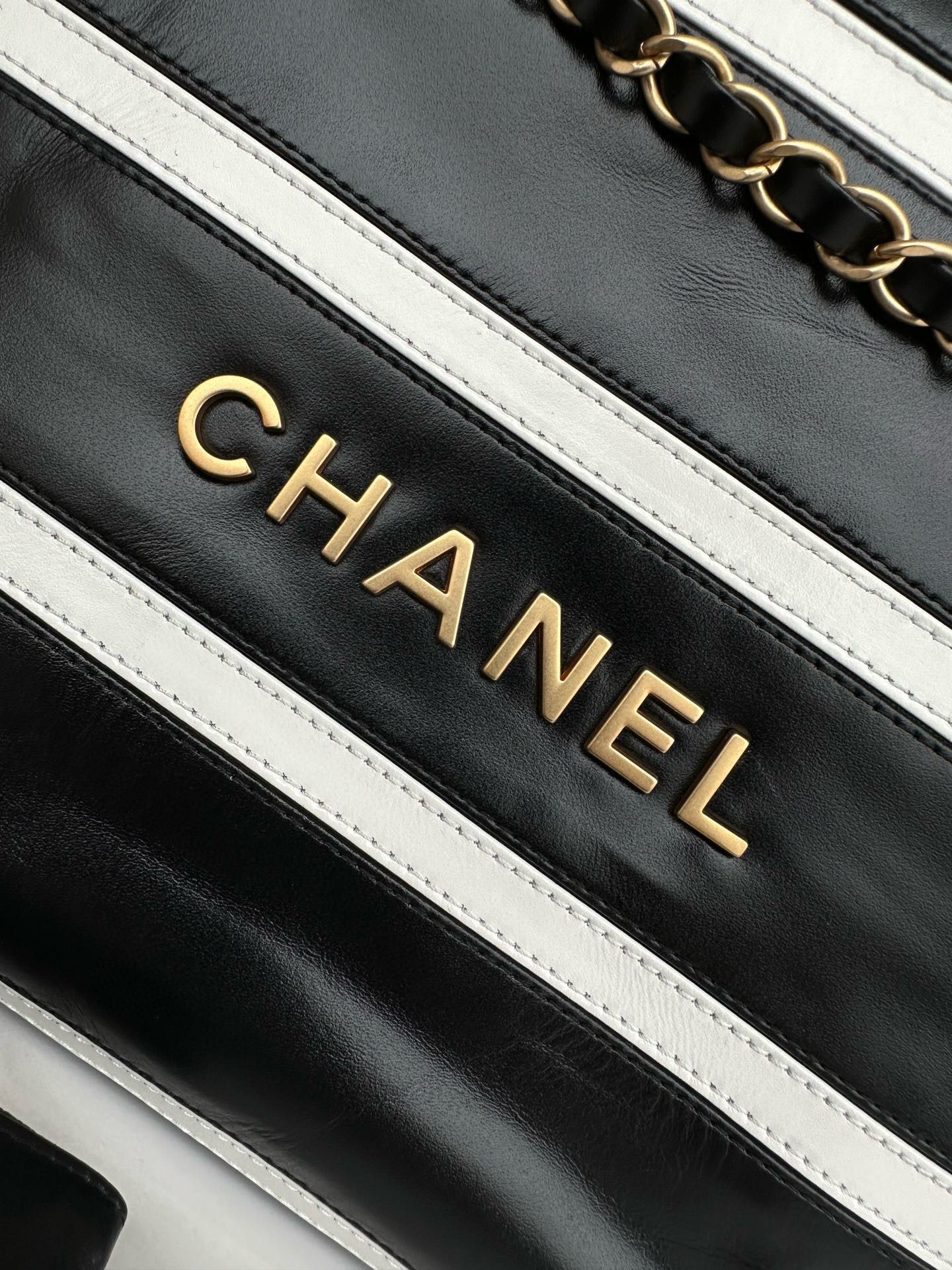 CHANEL 22 HANDBAG Calfskin & Gold-Tone Metal AS3261 Black