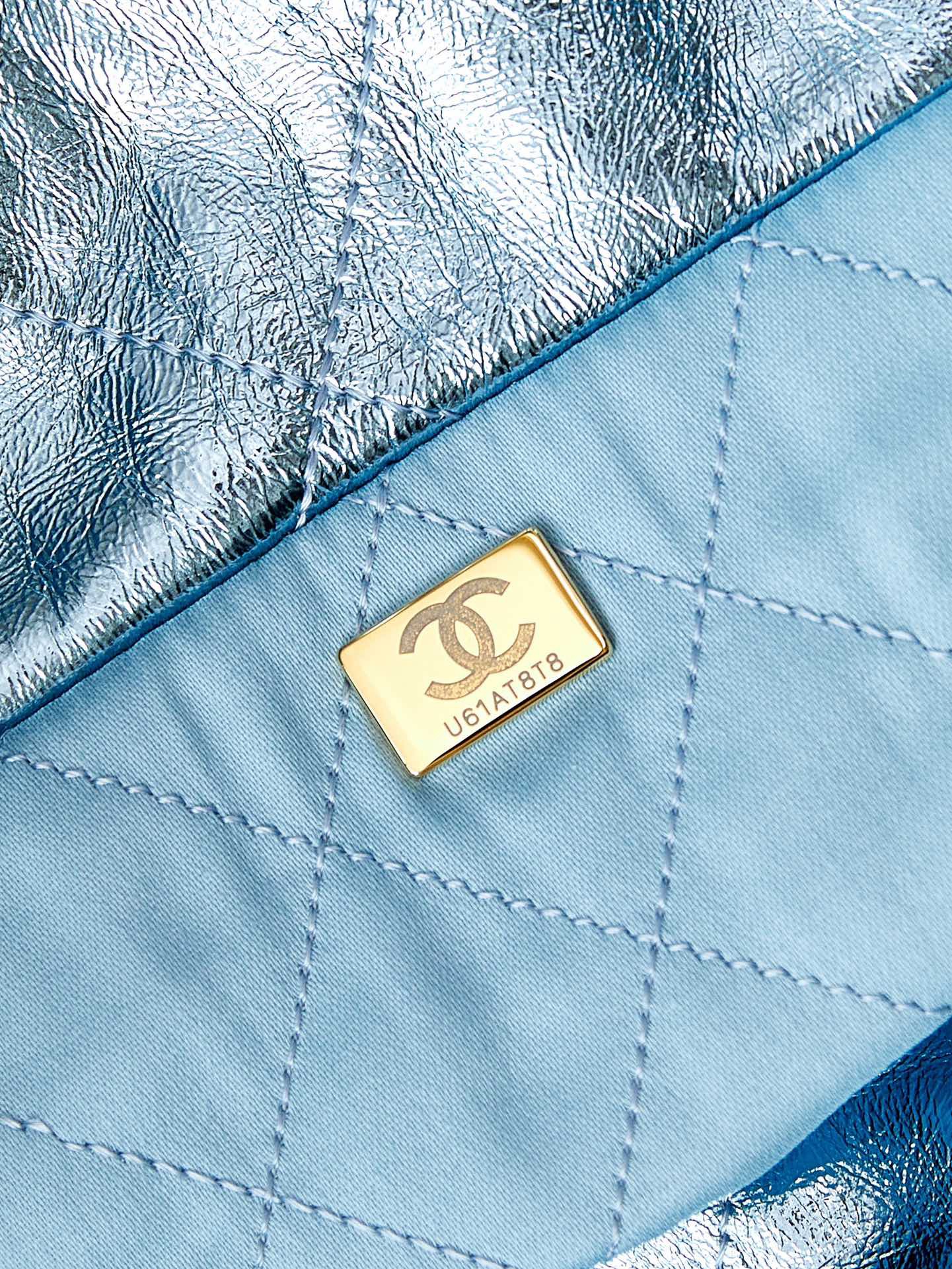 CHANEL 22 HANDBAG AS3261 Pearlescent blue