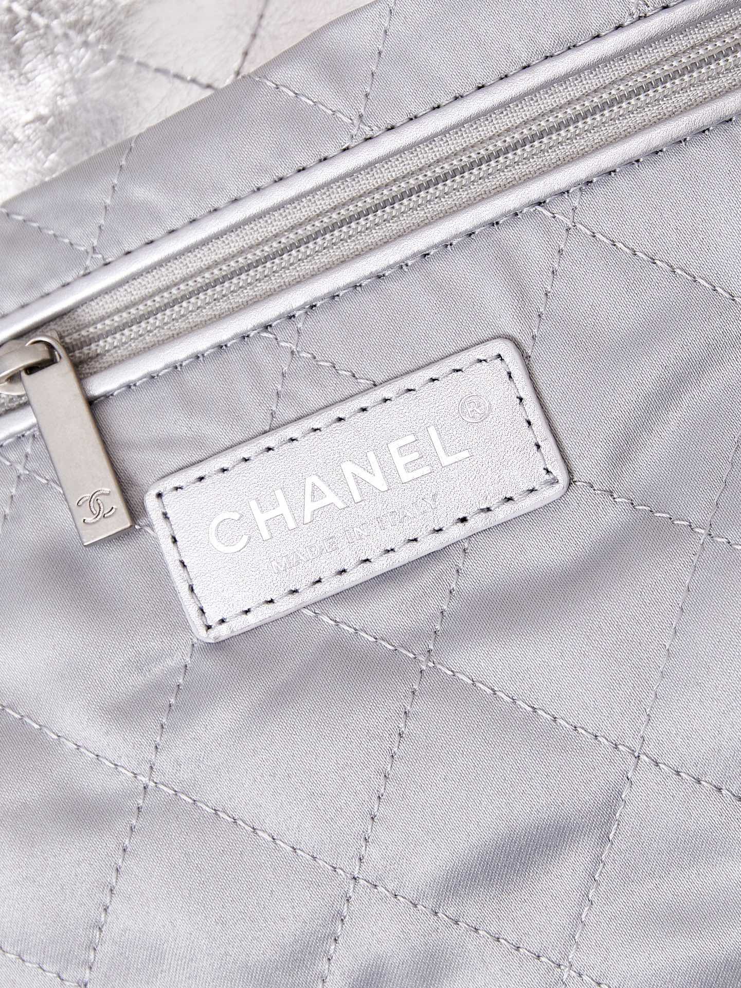 CHANEL 22 HANDBAG AS3261 Silver