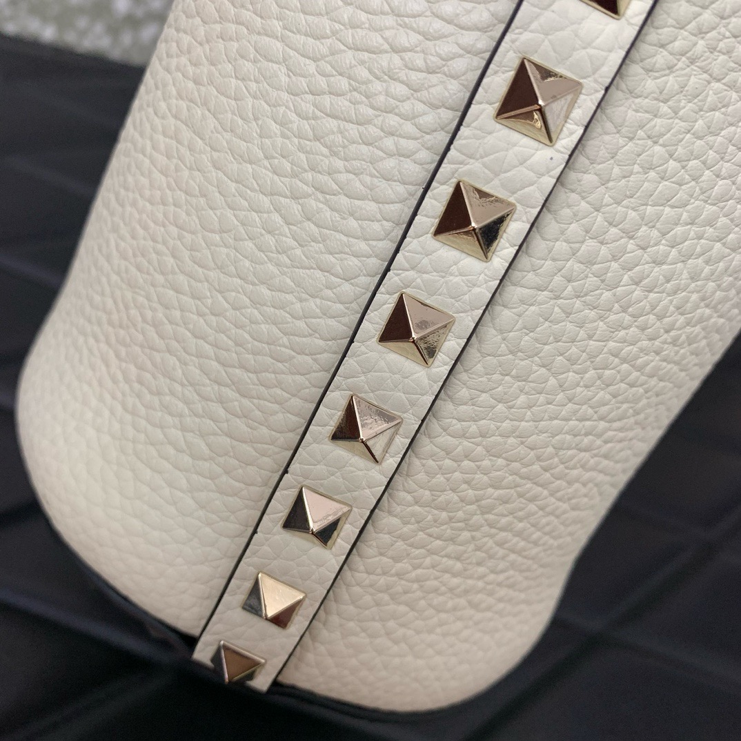 VALENTINO GARAVANI Loco Calf leather bag 0055 white