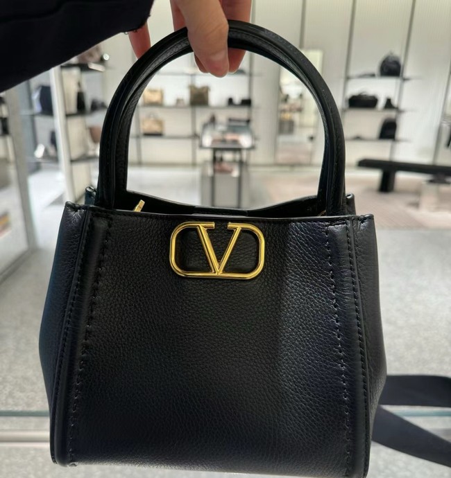 VALENTINO Alltime medium grain calfskin bag B0Q18 black