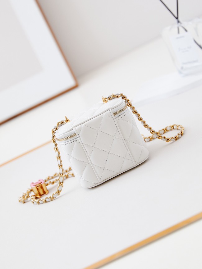 CHANEL CLUTCH WITH CHAIN AP3941 white