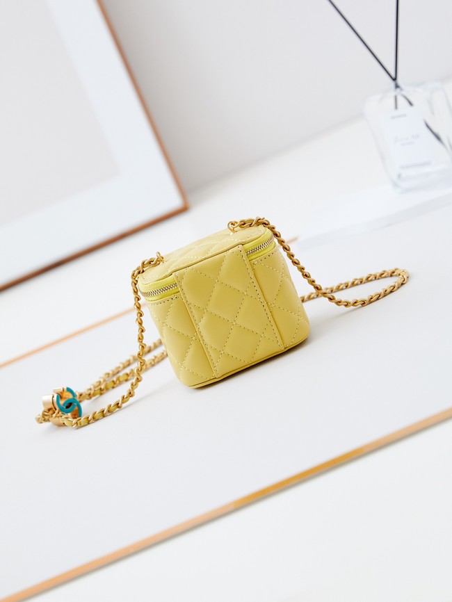 CHANEL CLUTCH WITH CHAIN AP3941 yellow