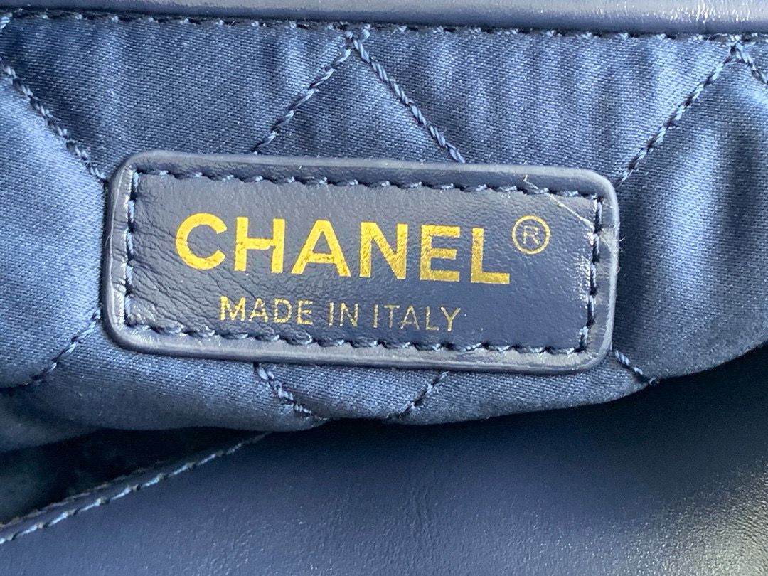 CHANEL 22 MEDIUM HANDBAG AS3261 Navy