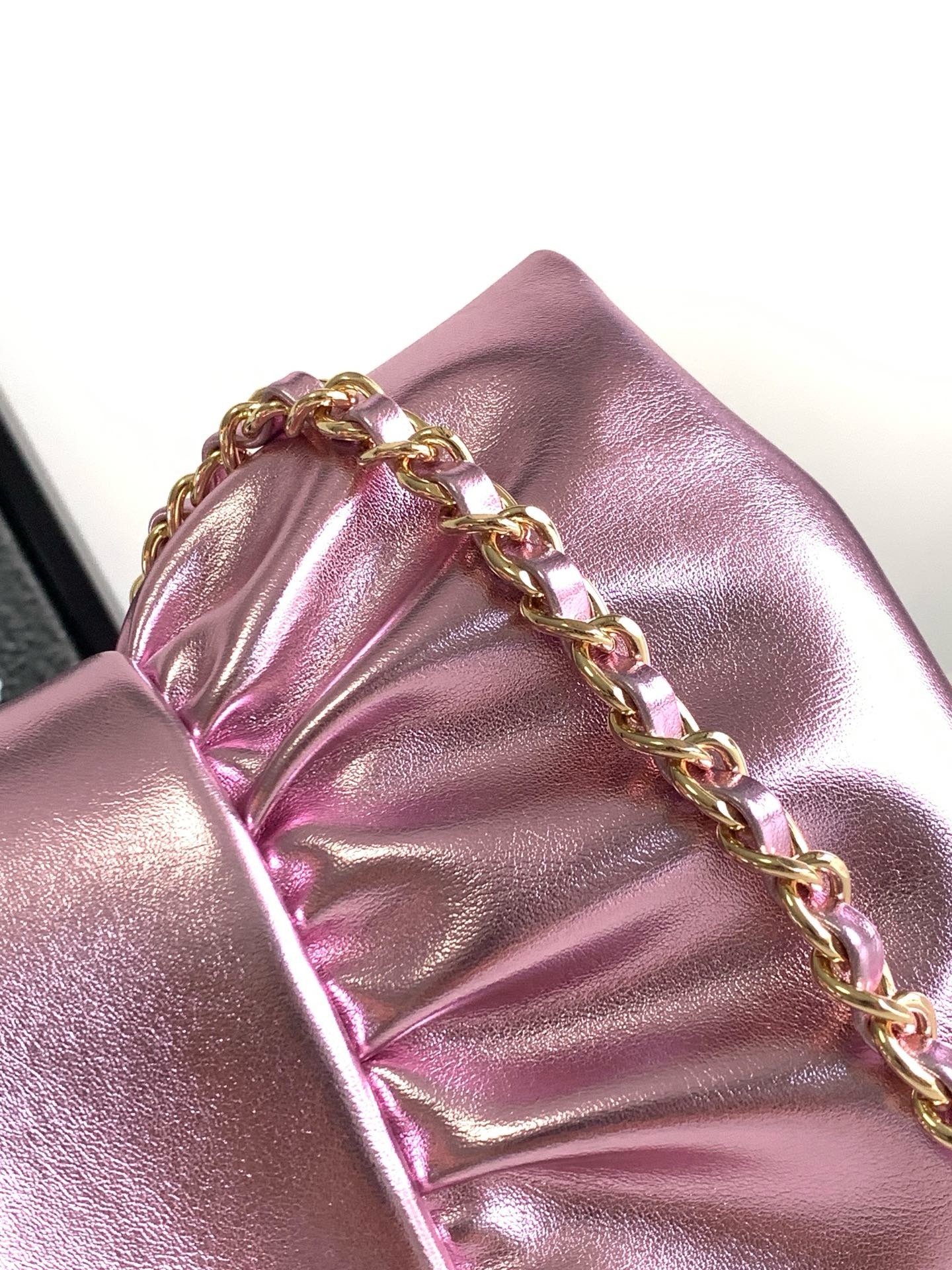 Chanel CLUTCH Metallic Lambskin & gold-Tone Metal AS5129 Pink