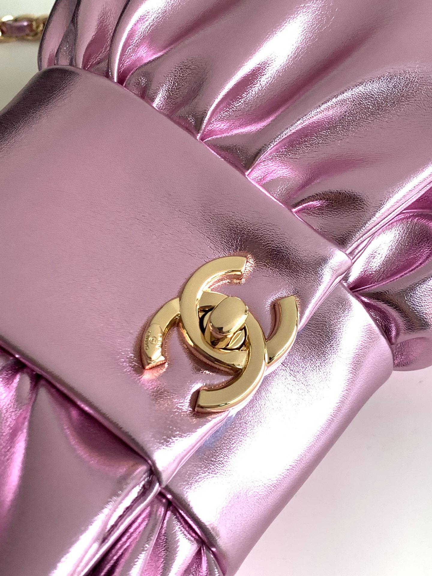 Chanel CLUTCH Metallic Lambskin & gold-Tone Metal AS5129 Pink