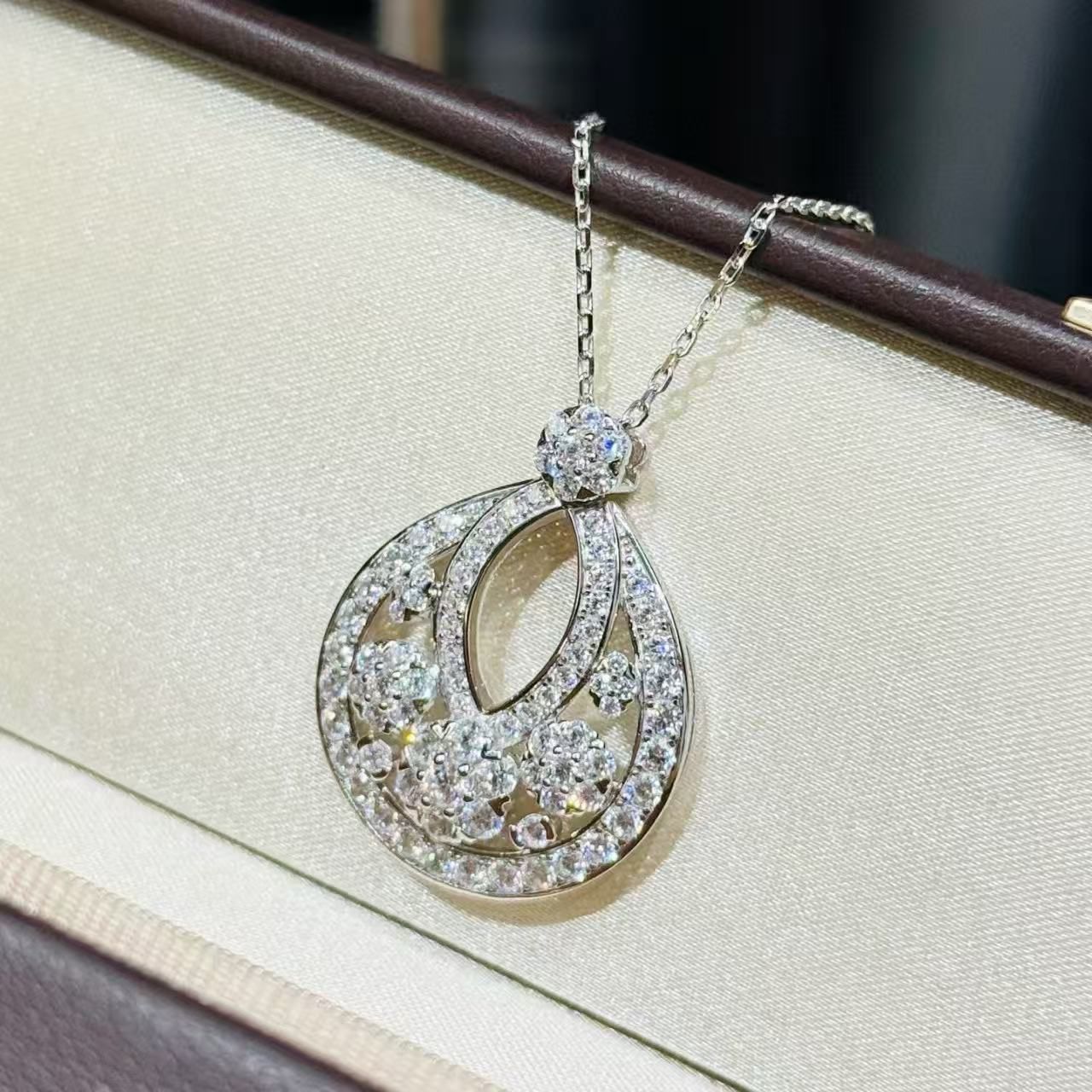 Van Cleef & Arpels necklace VCA80109 Van Cleef & Arpels necklace VCA80109