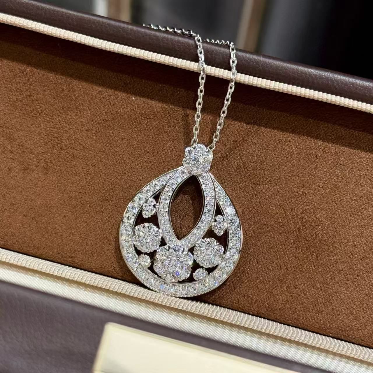 Van Cleef & Arpels necklace VCA80109 Van Cleef & Arpels necklace VCA80109